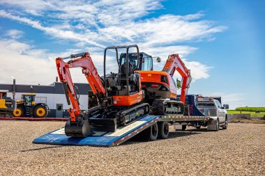 New 2024 Belmont 32' Gooseneck Deckover w/ 12' Hydraulic Dove Tail