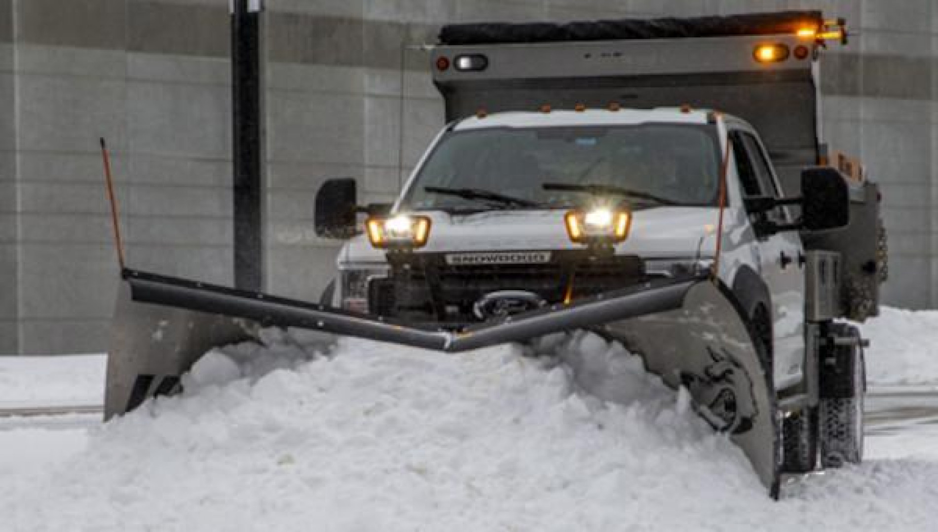 New SNOWDOGG (VXX105II) 10.5' HD V-PLOW Snow Plow w/ LED Lights (LEFTOVER!!!)