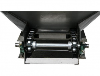 New 2025 SALTDOGG (1400601SS) 2 Cu Yd 8’ Stainless Hopper w/ Adj Chute - ELECTRIC w/ Conveyor Chain