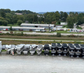 New 2025 SALTDOGG (1400601SS) 2 Cu Yd 8’ Stainless Hopper w/ Adj Chute - ELECTRIC w/ Conveyor Chain