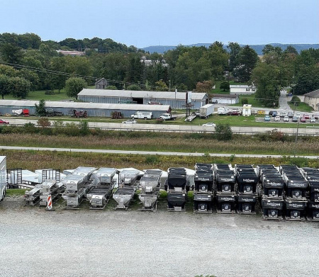 New SALTDOGG (1400050SS) 2.0 Cu Yd (8') Stainless Steel GAS Salt Spreader