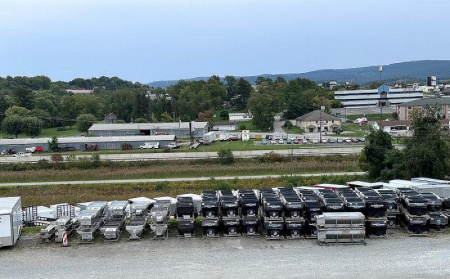 New SALTDOGG (1400050SS) 2.0 Cu Yd (8') Stainless Steel GAS Salt Spreader