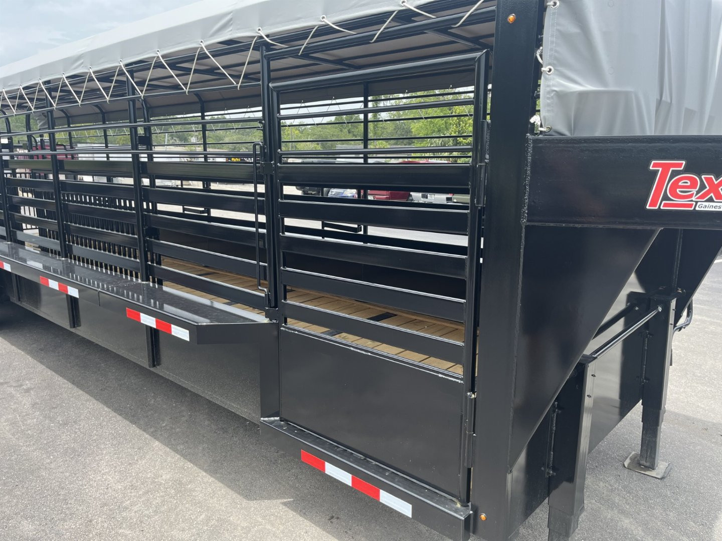 New ST3221G TEXAS TRAILERS 32' GOOSENECK STOCK TRAILER W/ TRIPLE AXLES