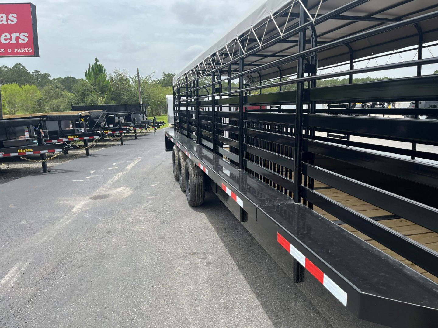 New ST3221G TEXAS TRAILERS 32' GOOSENECK STOCK TRAILER W/ TRIPLE AXLES