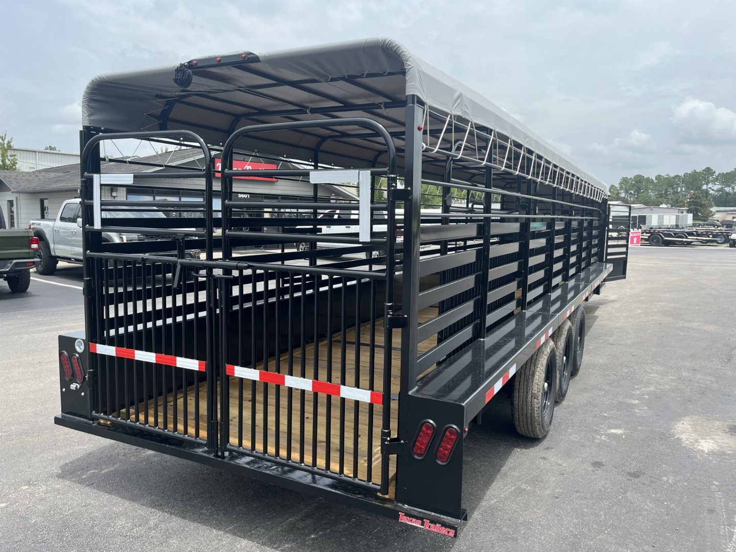 New ST3221G TEXAS TRAILERS 32' GOOSENECK STOCK TRAILER W/ TRIPLE AXLES