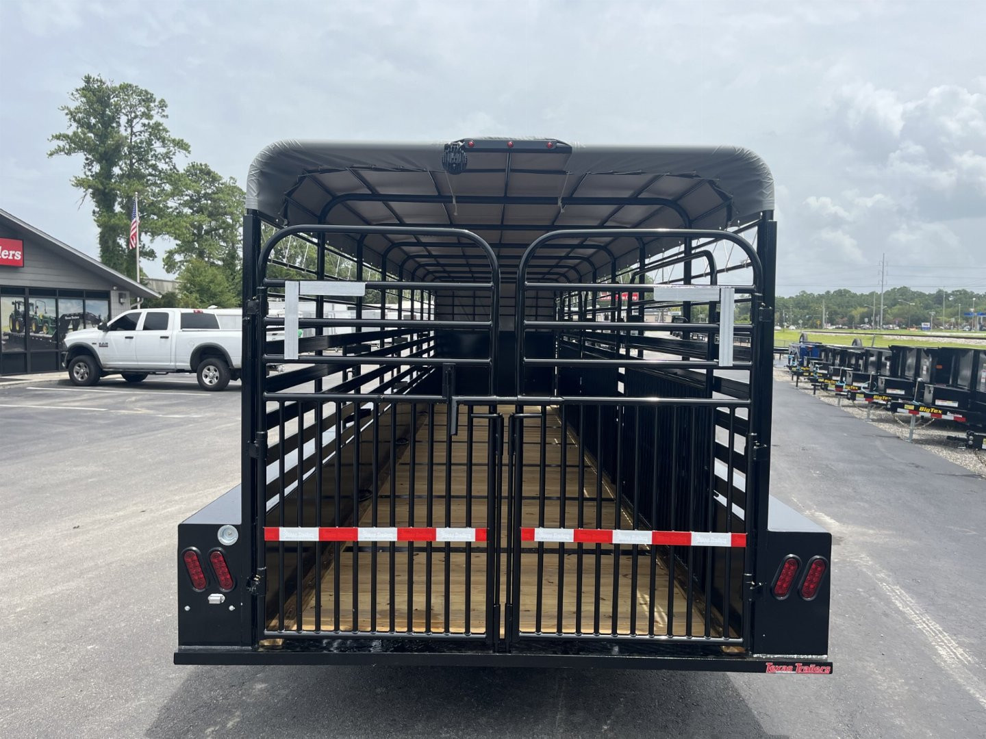 New ST3221G TEXAS TRAILERS 32' GOOSENECK STOCK TRAILER W/ TRIPLE AXLES
