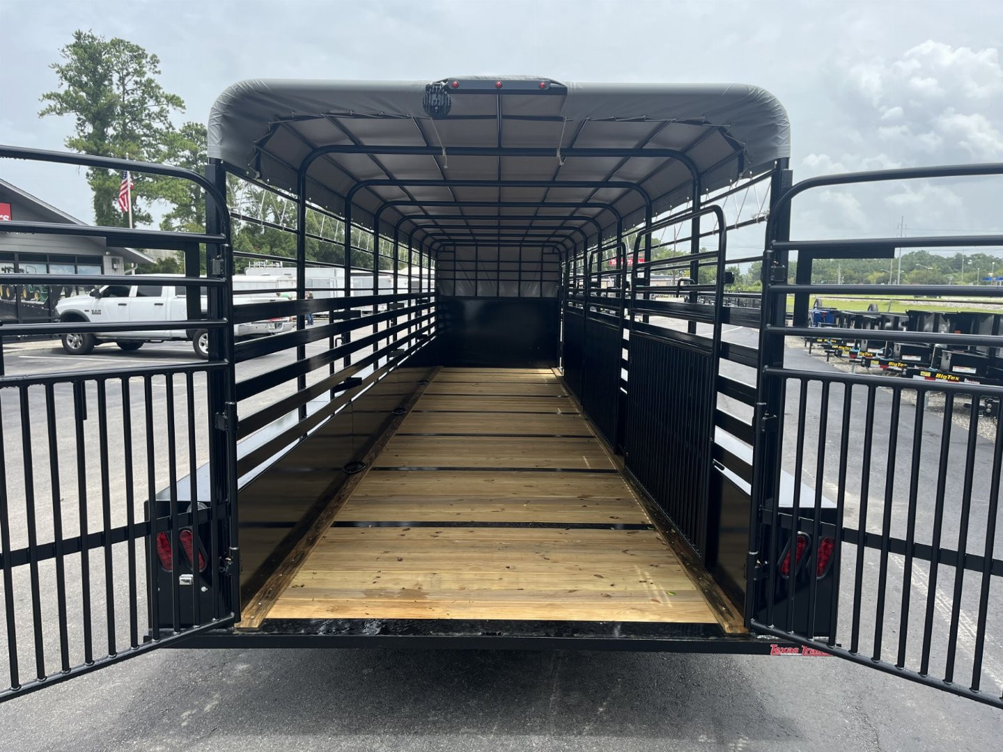 New ST3221G TEXAS TRAILERS 32' GOOSENECK STOCK TRAILER W/ TRIPLE AXLES