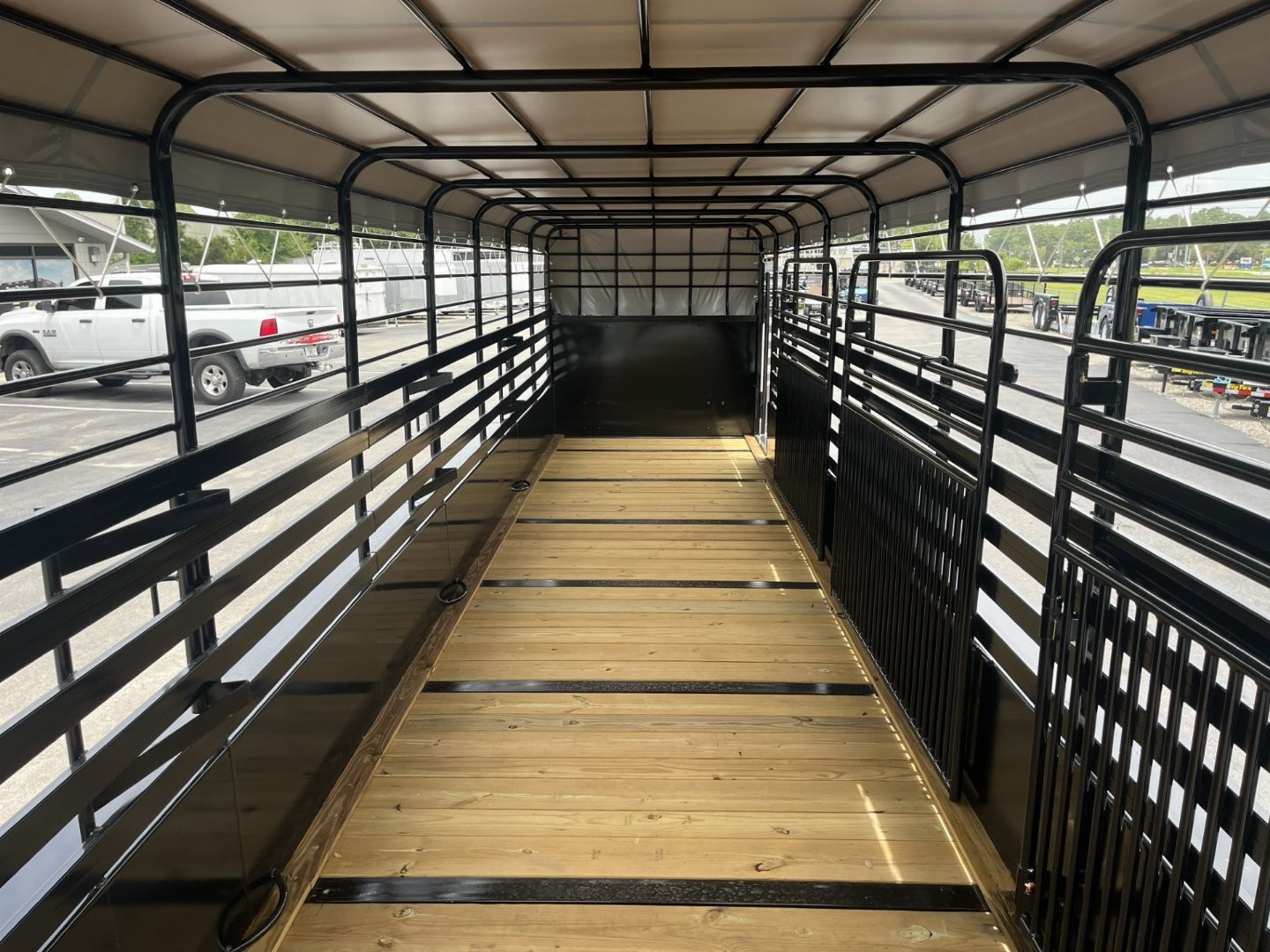 New ST3221G TEXAS TRAILERS 32' GOOSENECK STOCK TRAILER W/ TRIPLE AXLES