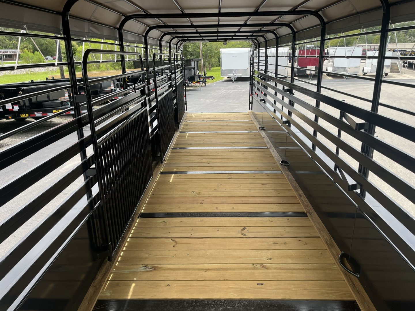 New ST3221G TEXAS TRAILERS 32' GOOSENECK STOCK TRAILER W/ TRIPLE AXLES