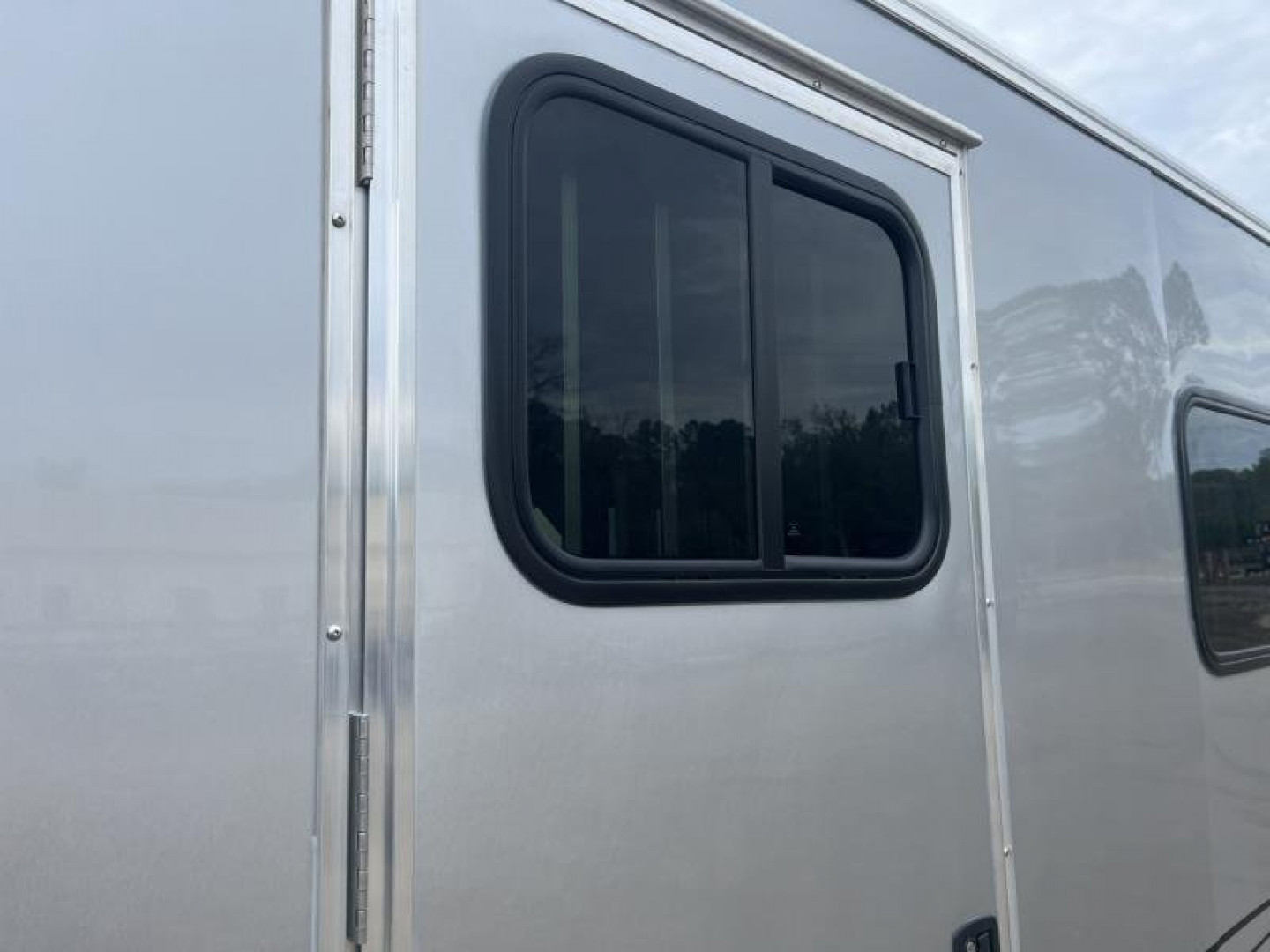 New AMB67TACK FRONTIER 6'8" X 14'8" STRAIGHT LOAD / TWO HORSE TRAILER
