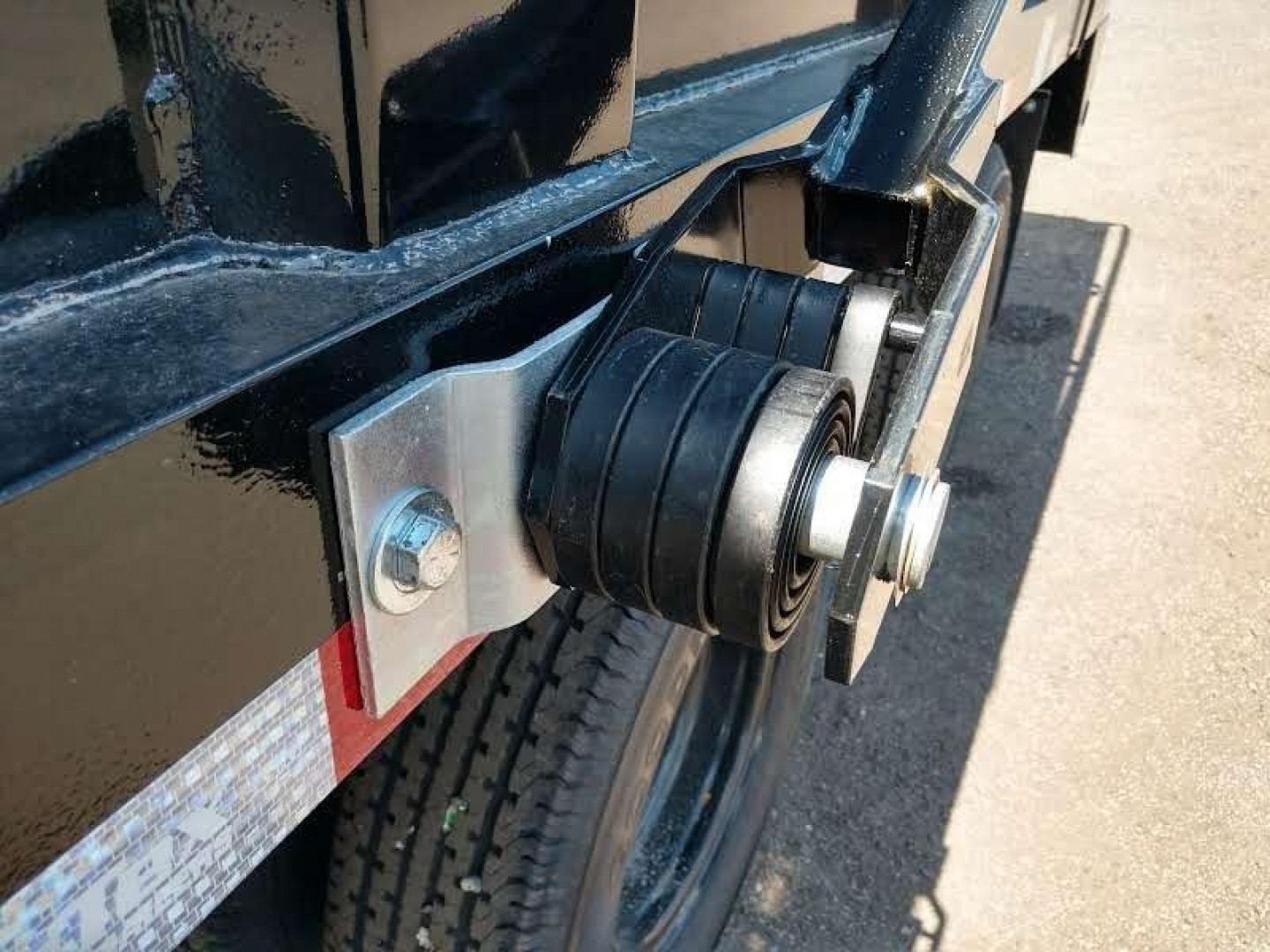 New 25DU-20BK8SIR BIG TEX 8' X 20' DUAL TANDEM GOOSENECK DUMP TRAILER W/ ROLLER ARM TARP ASSEMBLY