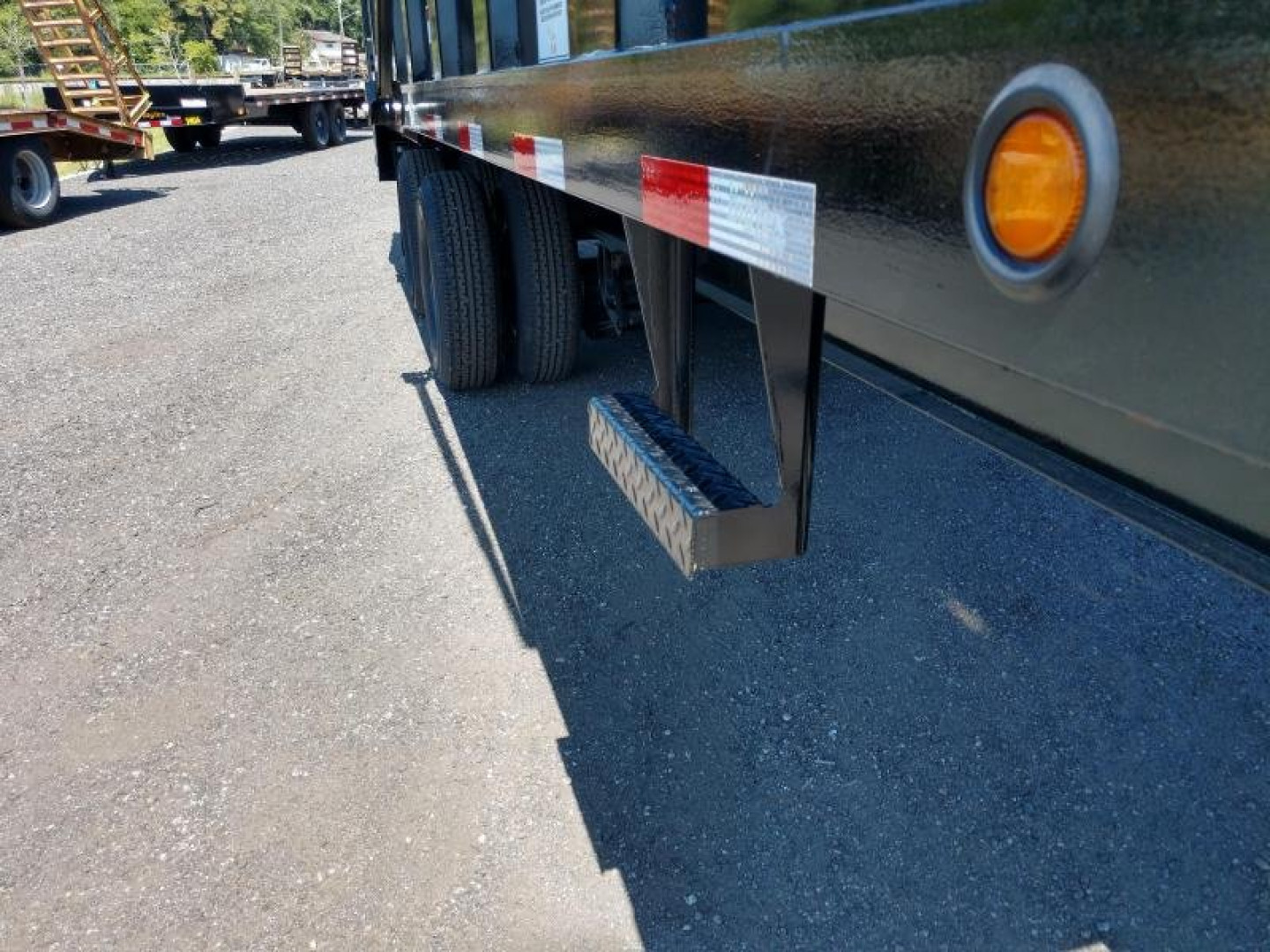 New 25DU-20BK8SIR BIG TEX 8' X 20' DUAL TANDEM GOOSENECK DUMP TRAILER W/ ROLLER ARM TARP ASSEMBLY