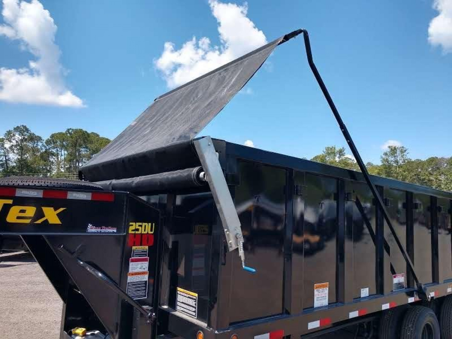 New 25DU-20BK8SIR BIG TEX 8' X 20' DUAL TANDEM GOOSENECK DUMP TRAILER W/ ROLLER ARM TARP ASSEMBLY
