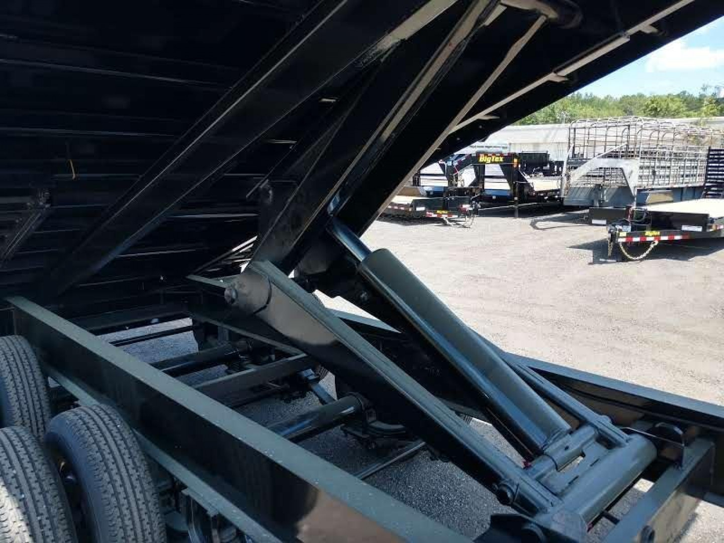 New 25DU-20BK8SIR BIG TEX 8' X 20' DUAL TANDEM GOOSENECK DUMP TRAILER W/ ROLLER ARM TARP ASSEMBLY