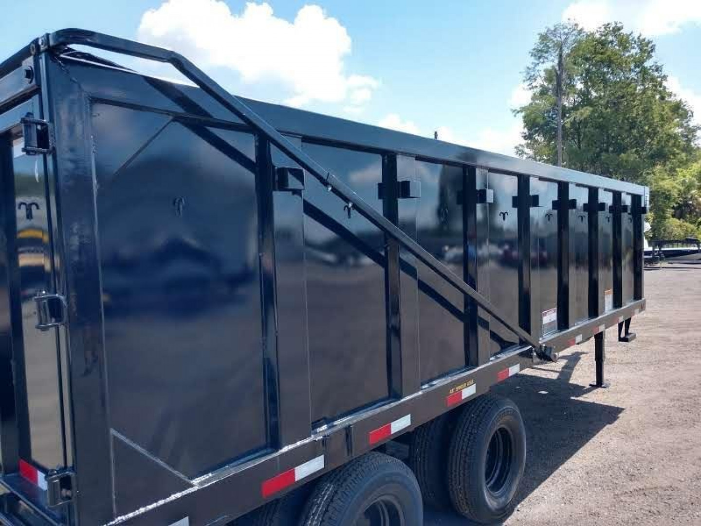 New 25DU-20BK8SIR BIG TEX 8' X 20' DUAL TANDEM GOOSENECK DUMP TRAILER W/ ROLLER ARM TARP ASSEMBLY