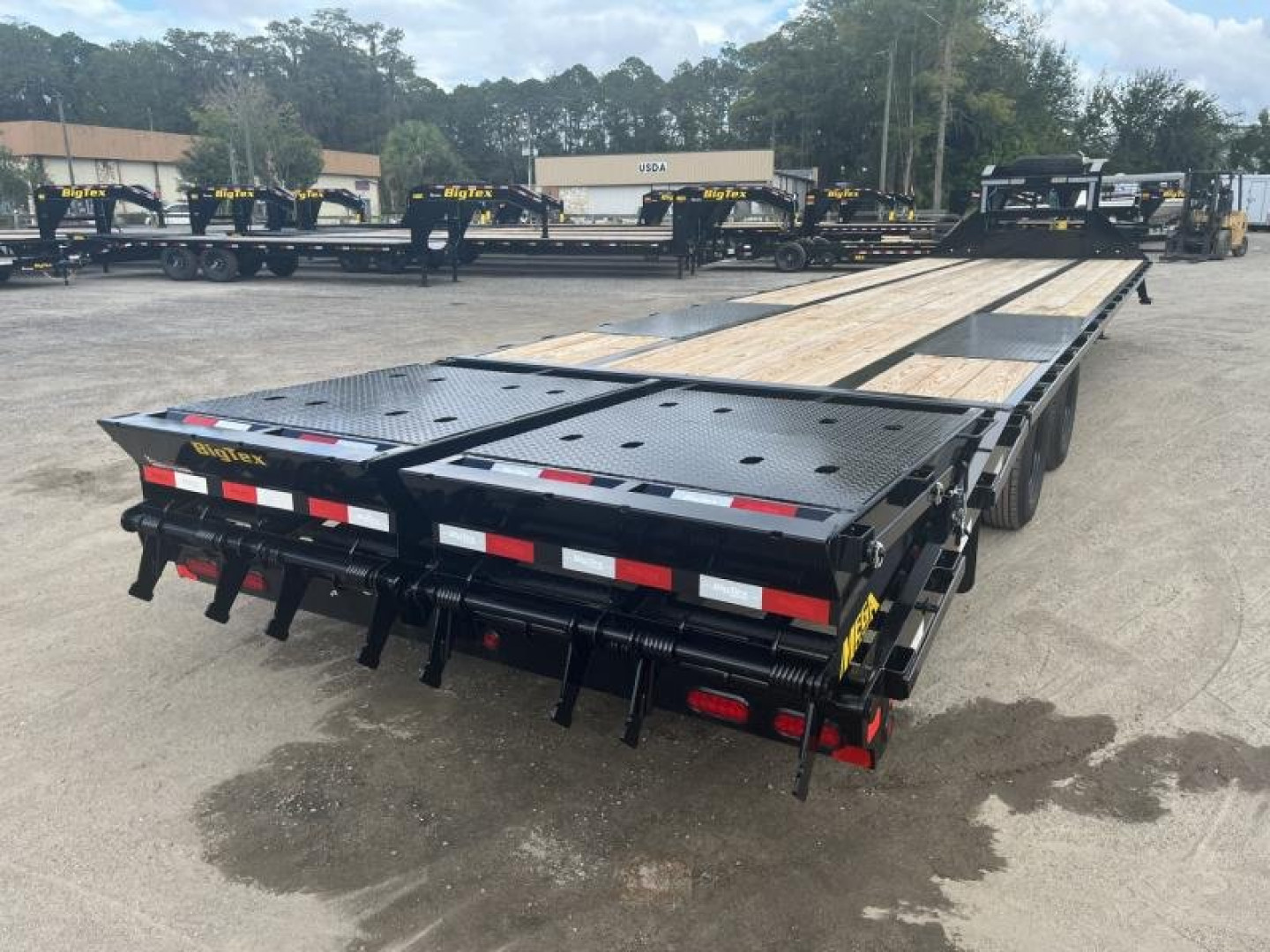 New 22GN-35D5A-MRBK BIG TEX 8.5' X 35' GOOSENECK DUAL TANDEM FLAT BED W/ MEGA RAMPS & FREE SPARE TIRE