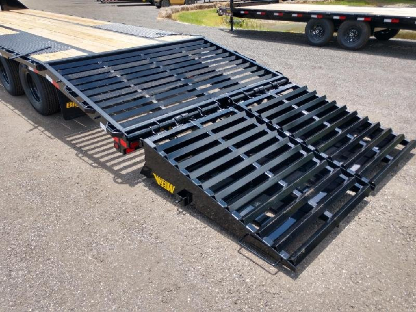 New 22GN-30D5A-MRBK BIG TEX 8.5' X 30' GOOSENECK DUAL TANDEM FLAT BED W/ MEGA RAMPS ; FREE SPARE TIRE
