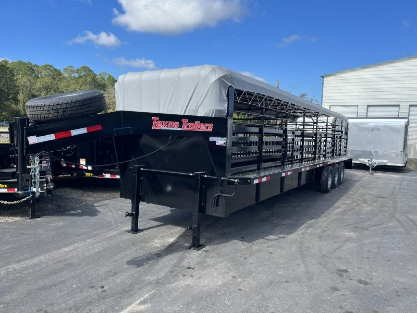 New ST3221G TEXAS TRAILERS 32' GOOSENECK STOCK TRAILER W/ TRIPLE AXLES