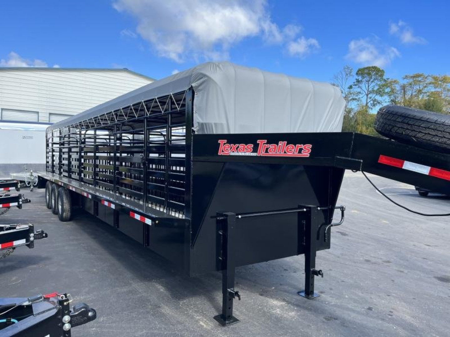 New ST3221G TEXAS TRAILERS 32' GOOSENECK STOCK TRAILER W/ TRIPLE AXLES
