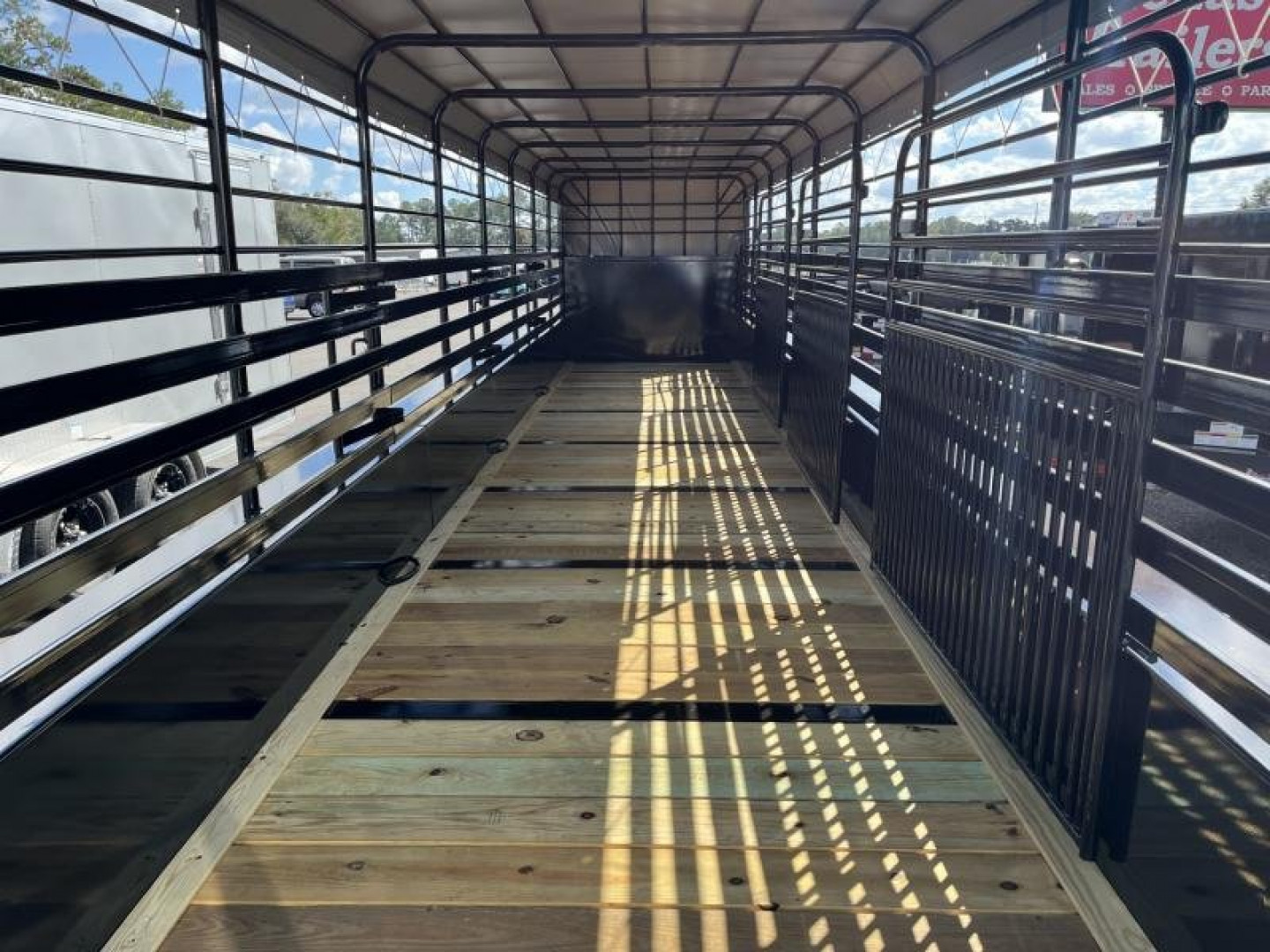 New ST3221G TEXAS TRAILERS 32' GOOSENECK STOCK TRAILER W/ TRIPLE AXLES
