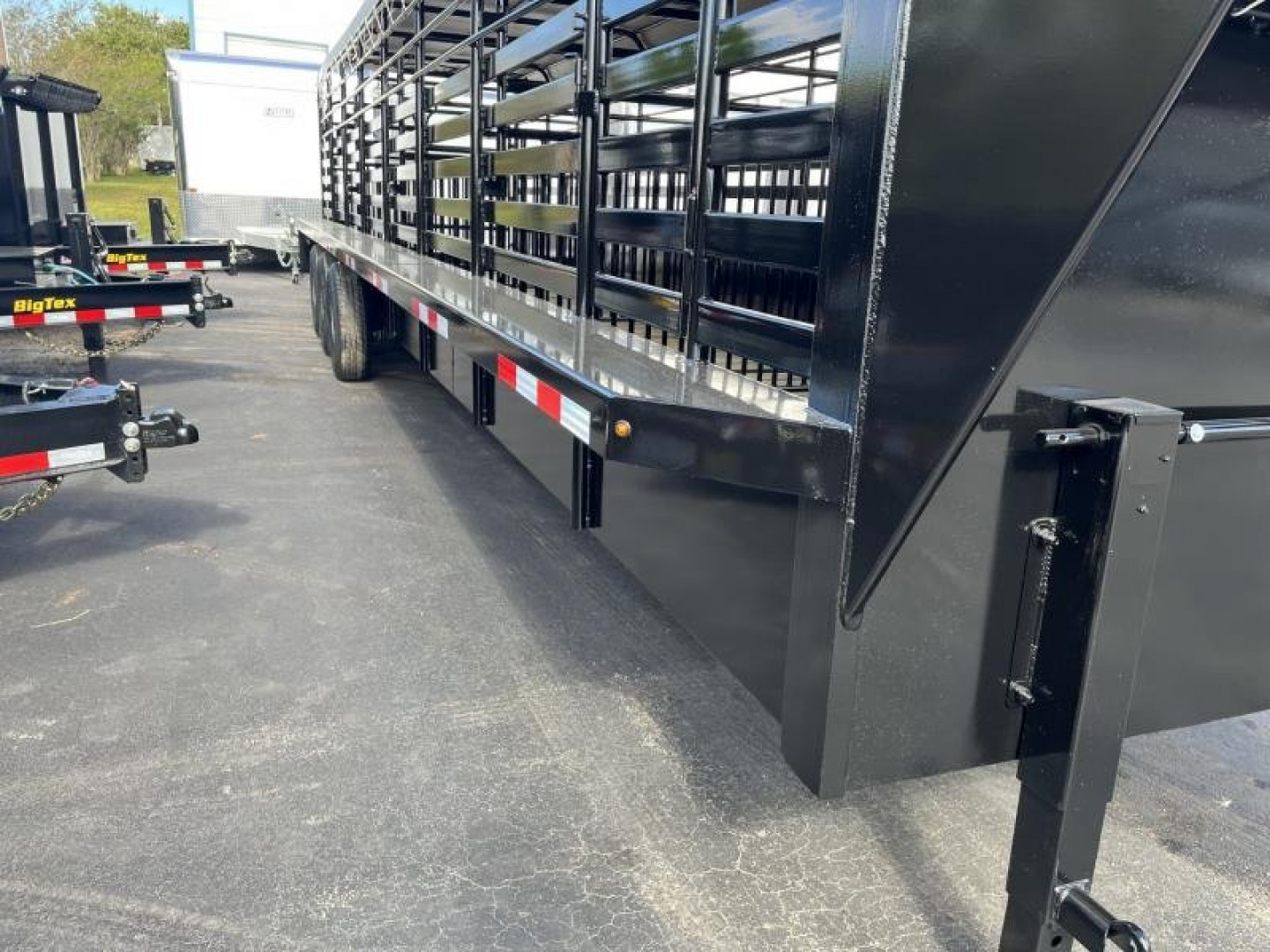 New ST3221G TEXAS TRAILERS 32' GOOSENECK STOCK TRAILER W/ TRIPLE AXLES