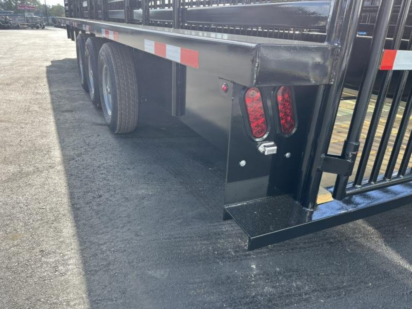New ST3221G TEXAS TRAILERS 32' GOOSENECK STOCK TRAILER W/ TRIPLE AXLES