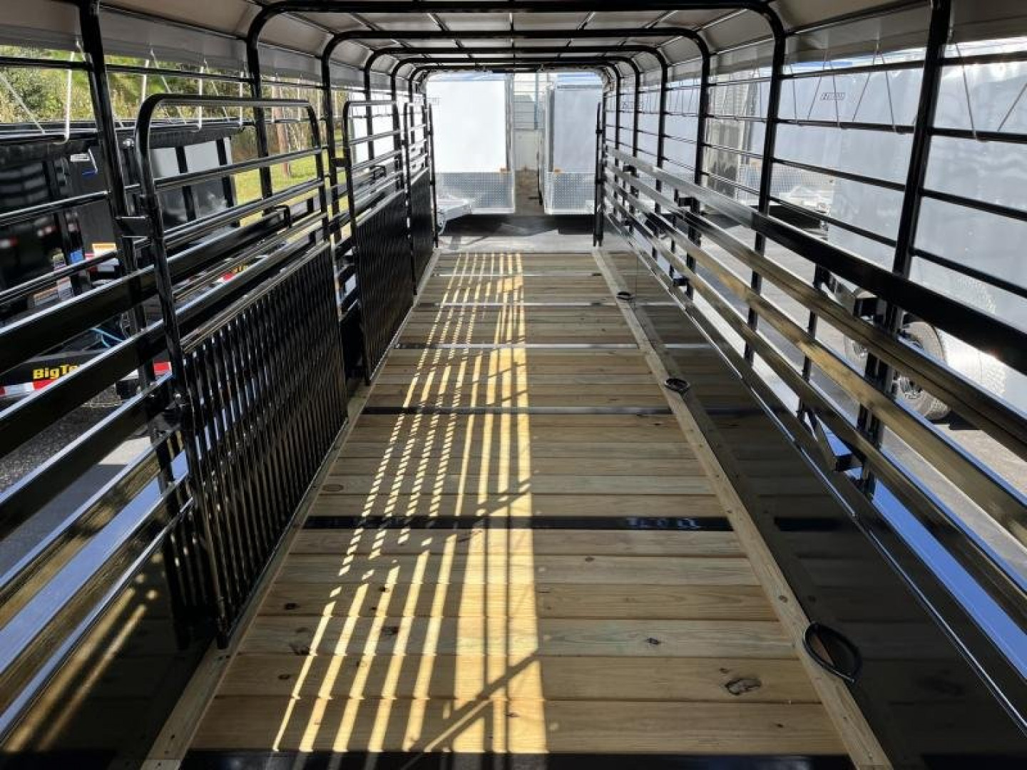 New ST3221G TEXAS TRAILERS 32' GOOSENECK STOCK TRAILER W/ TRIPLE AXLES