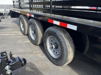 New ST3221G TEXAS TRAILERS 32' GOOSENECK STOCK TRAILER W/ TRIPLE AXLES