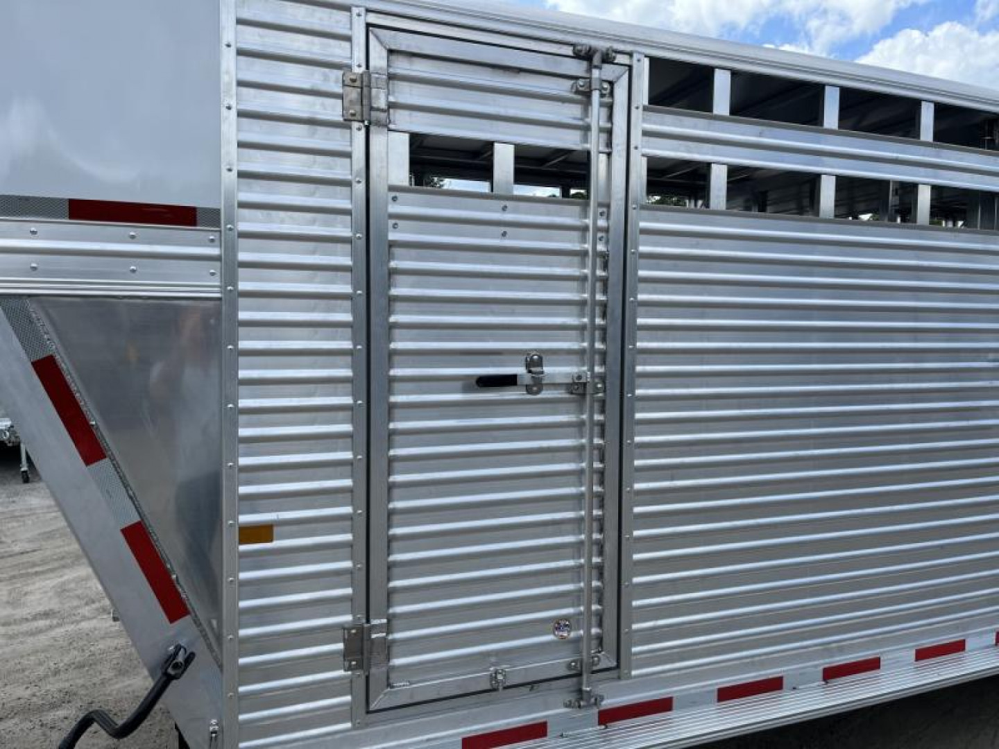 New LIVGN14K24 FRONTIER 7' X 24' ALUMINUM GOOSENECK LIVESTOCK TRAILER