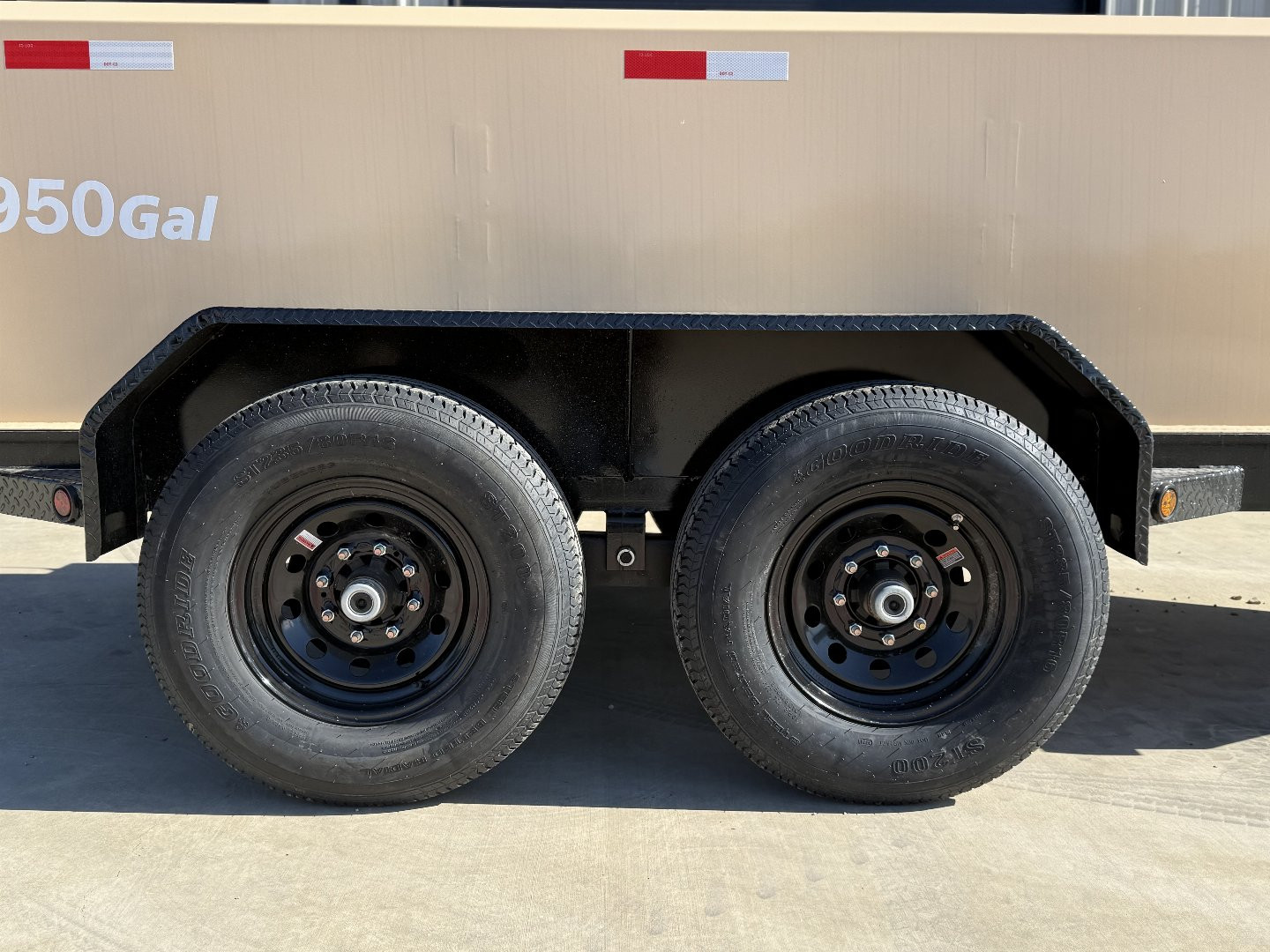 New 2025 DNJ Trailers 950GAL Tank Trailer