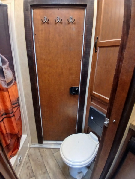 Used 2017 Bison Trailers 2H GN LQ Horse Trailer