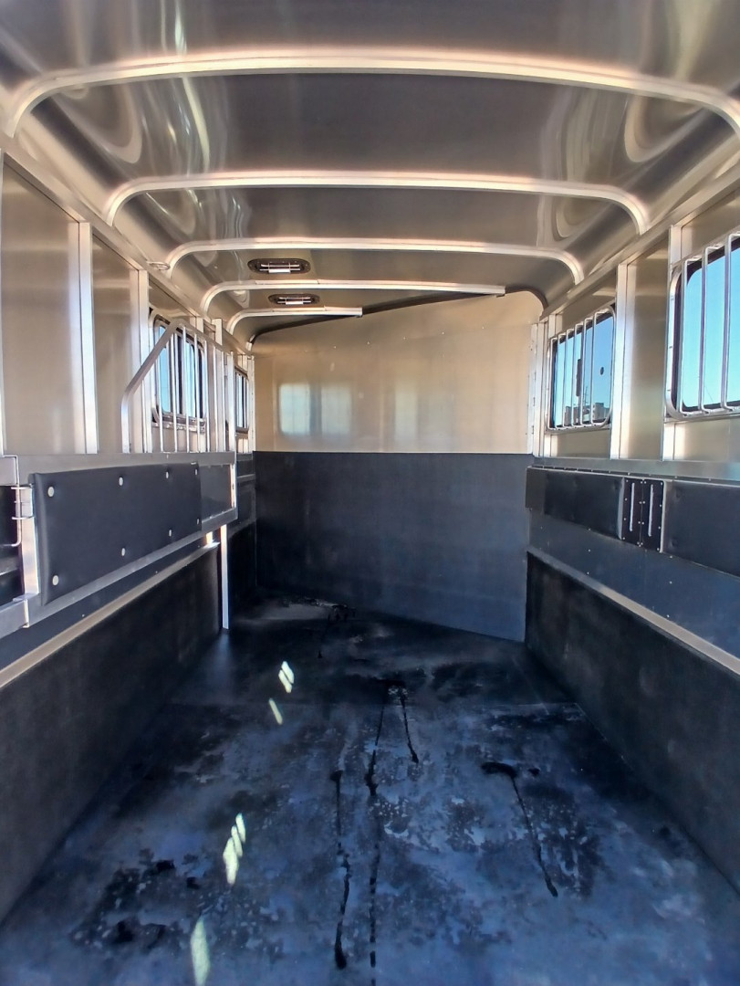 New 2025 MAVLITE DX 2H BP WARMBLOOD Horse Trailer