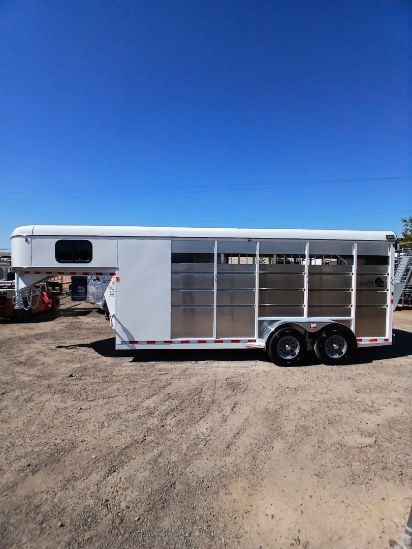 New 2025 MAVERICK TRAILERS MAVERICK 3H GOOSENECK Horse Trailer