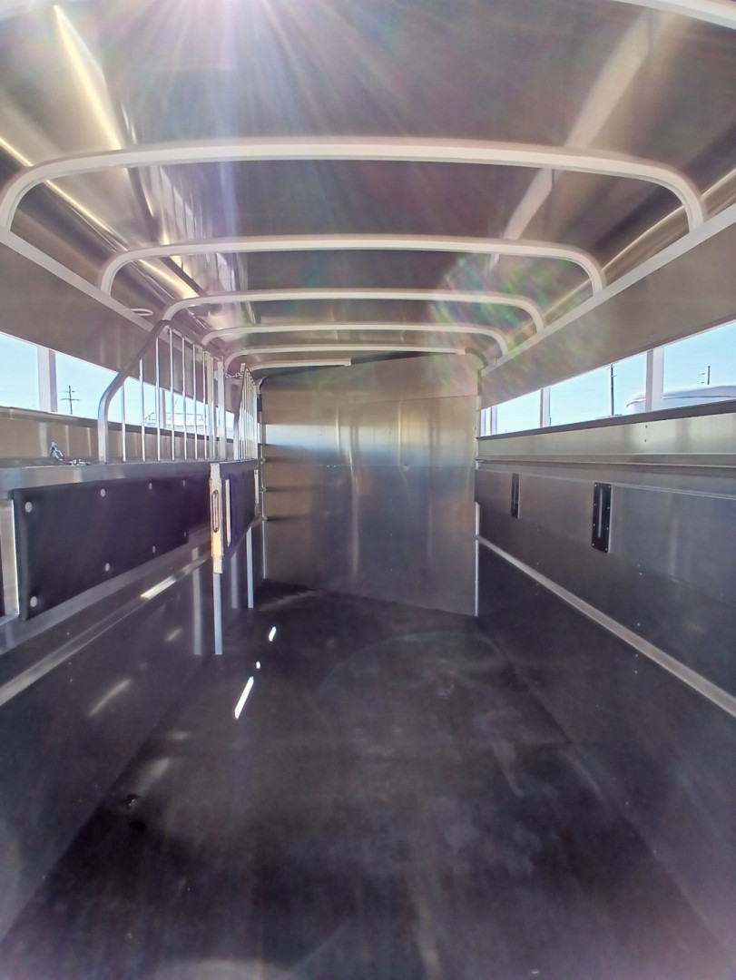 New 2025 MAVERICK TRAILERS MAVERICK 3H GOOSENECK Horse Trailer