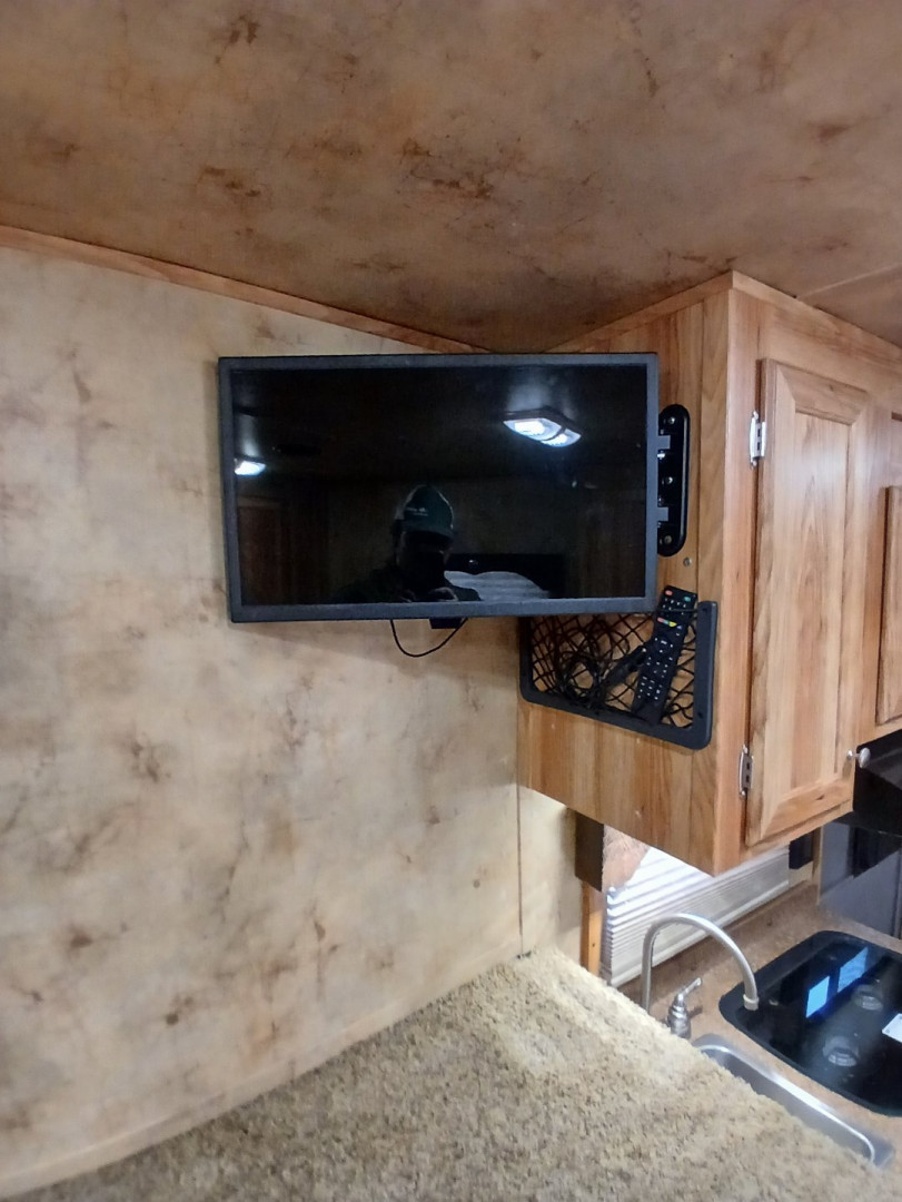 Used 2014 Exiss Trailers 7208 2H LQ Horse Trailer