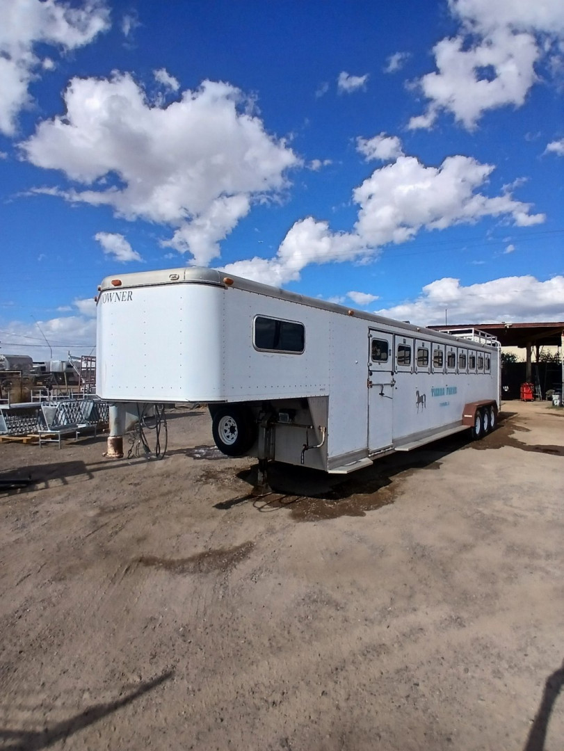 Used 1991 Sundowner Trailers SUNLITE 9 HORSE Horse Trailer
