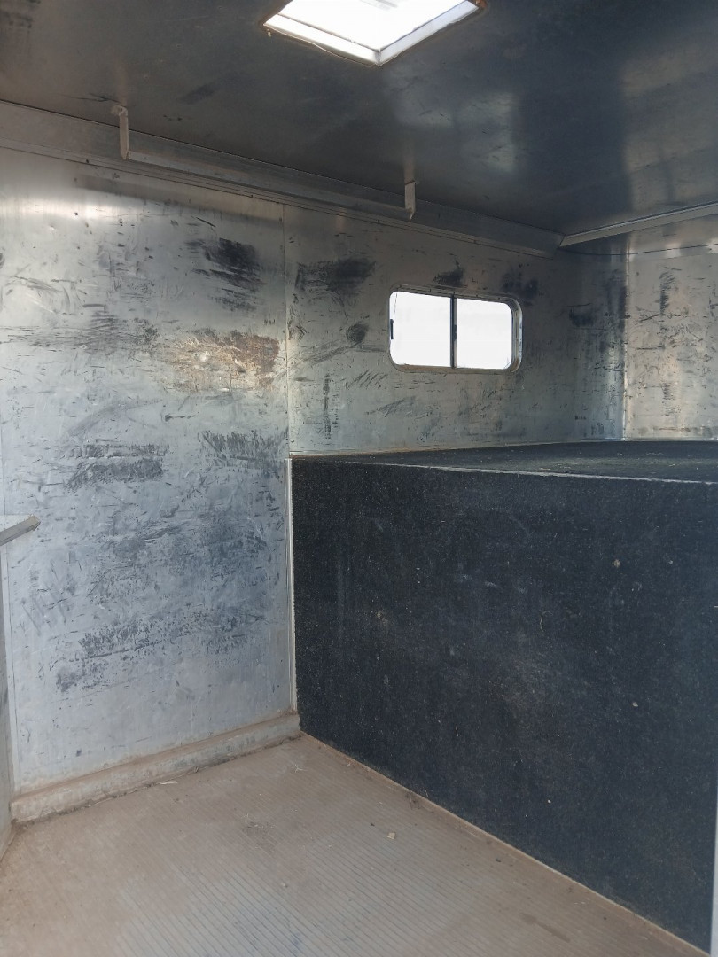 Used 1991 Sundowner Trailers SUNLITE 9 HORSE Horse Trailer