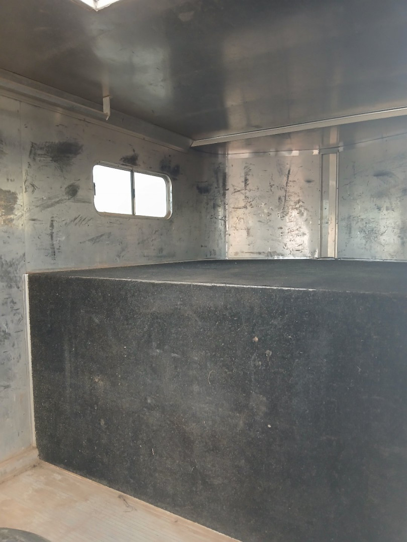 Used 1991 Sundowner Trailers SUNLITE 9 HORSE Horse Trailer