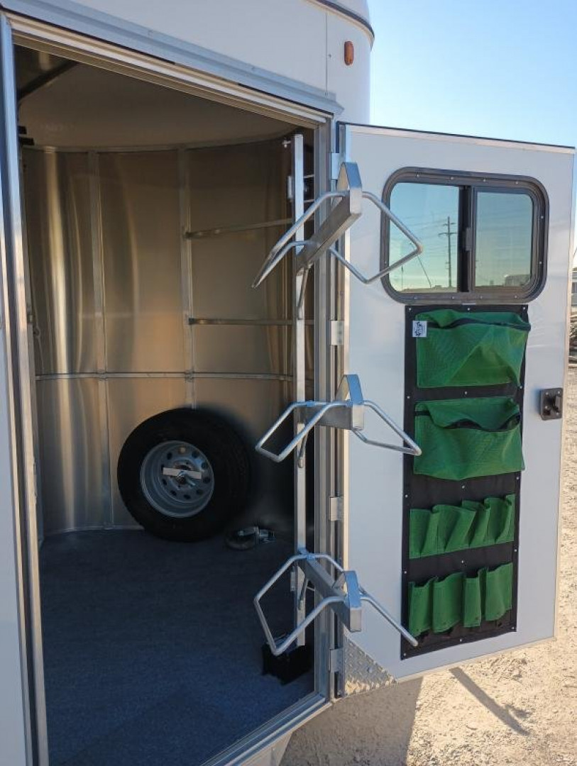 New 2024 MAVERICK TRAILERS MAV LITE DELUXE 2H BP WB SZ Horse Trailer