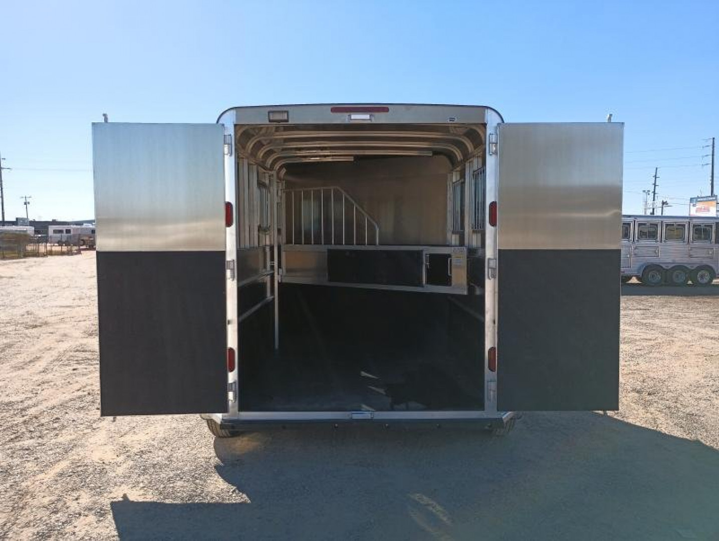 New 2024 MAVERICK TRAILERS MAV LITE DELUXE 2H BP WB SZ Horse Trailer