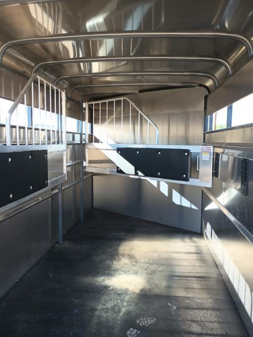 New 2024 MAVERICK TRAILERS MAVERICK 3H GOOSENECK Horse Trailer