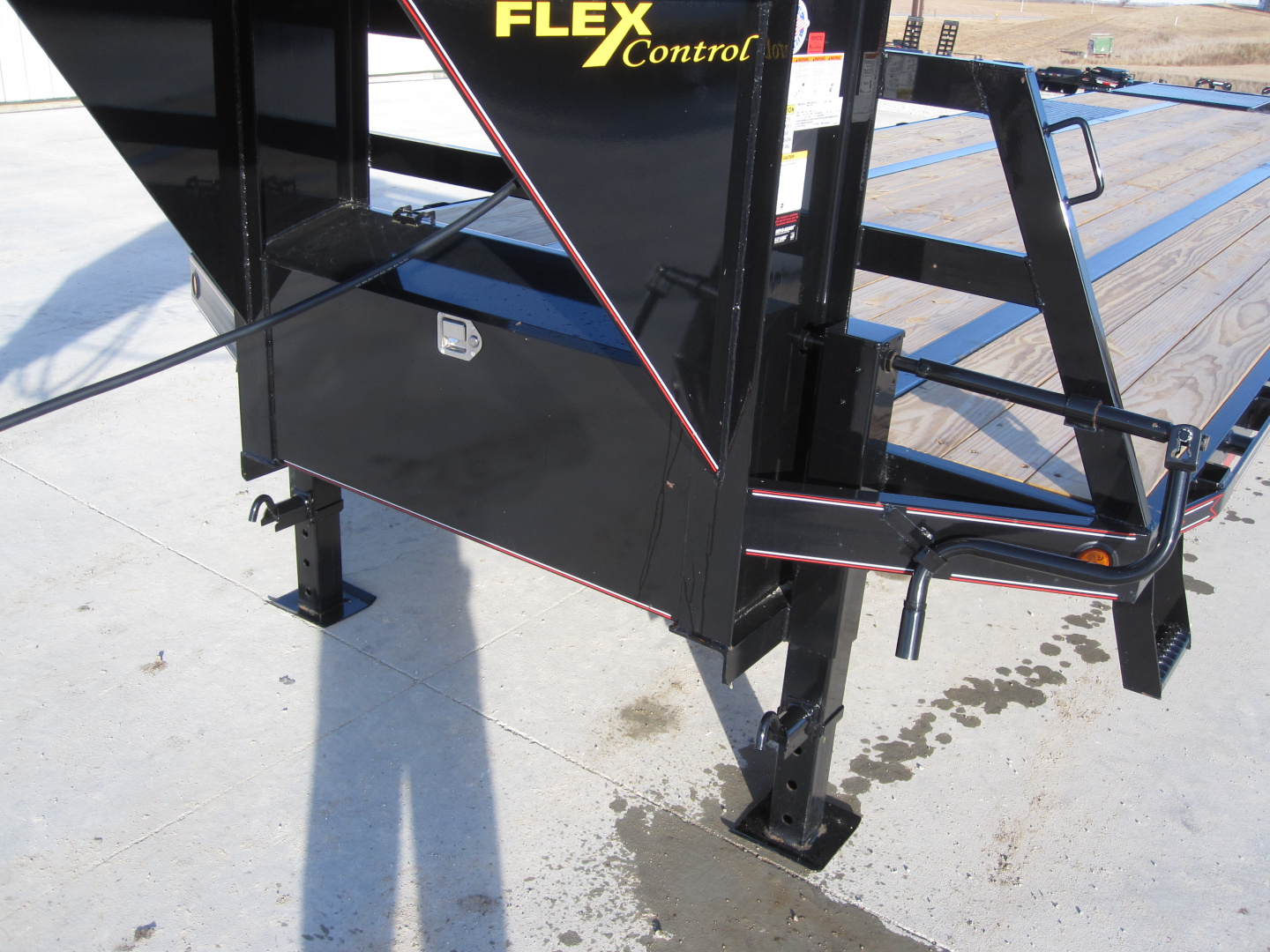 New 2026 Diamond T 102x32 Lo-Pro Gooseneck Flatbed Trailer