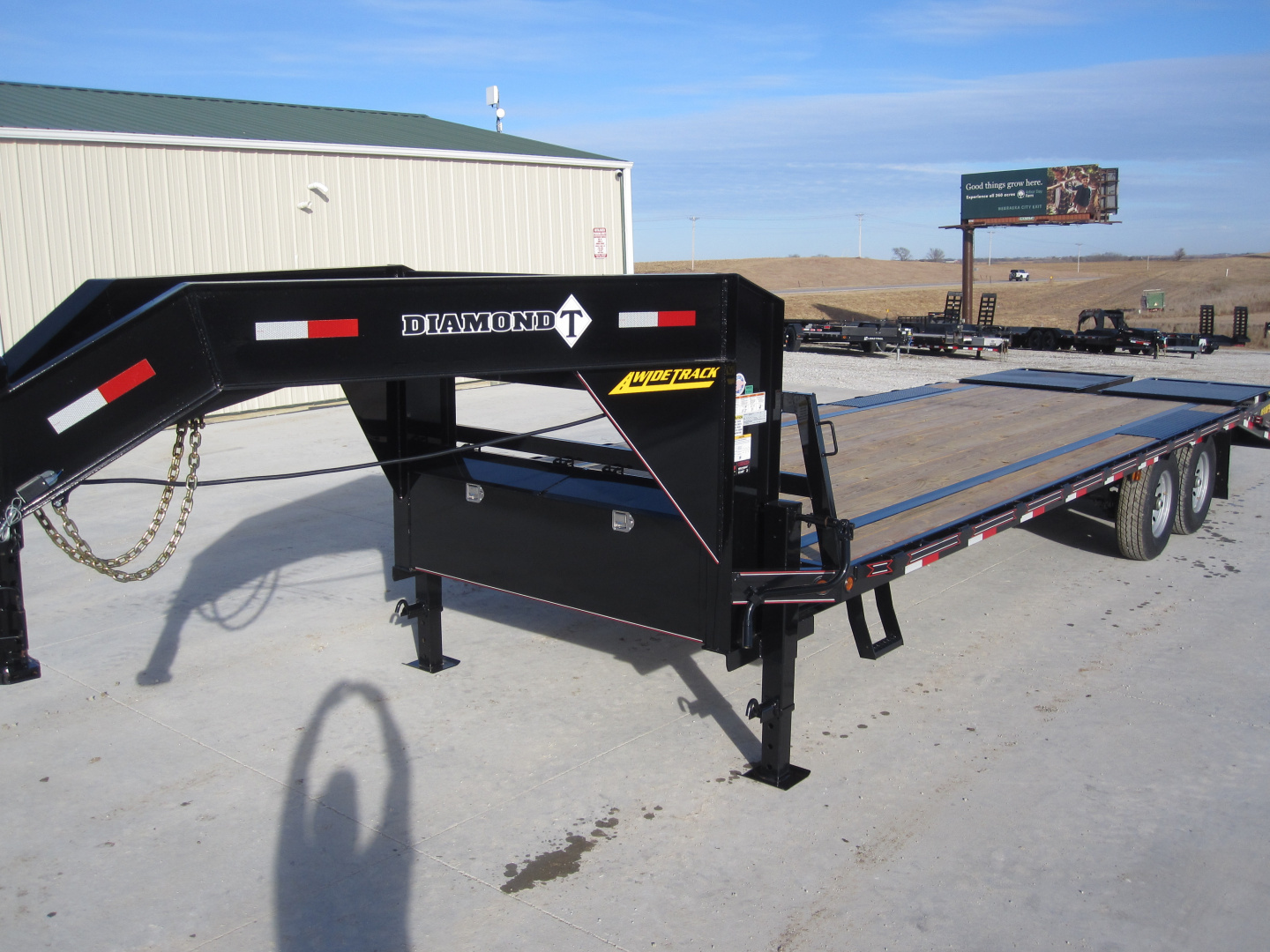 New 2026 Diamond T 102x25 Lo-Pro Gooseneck Flatbed Trailer