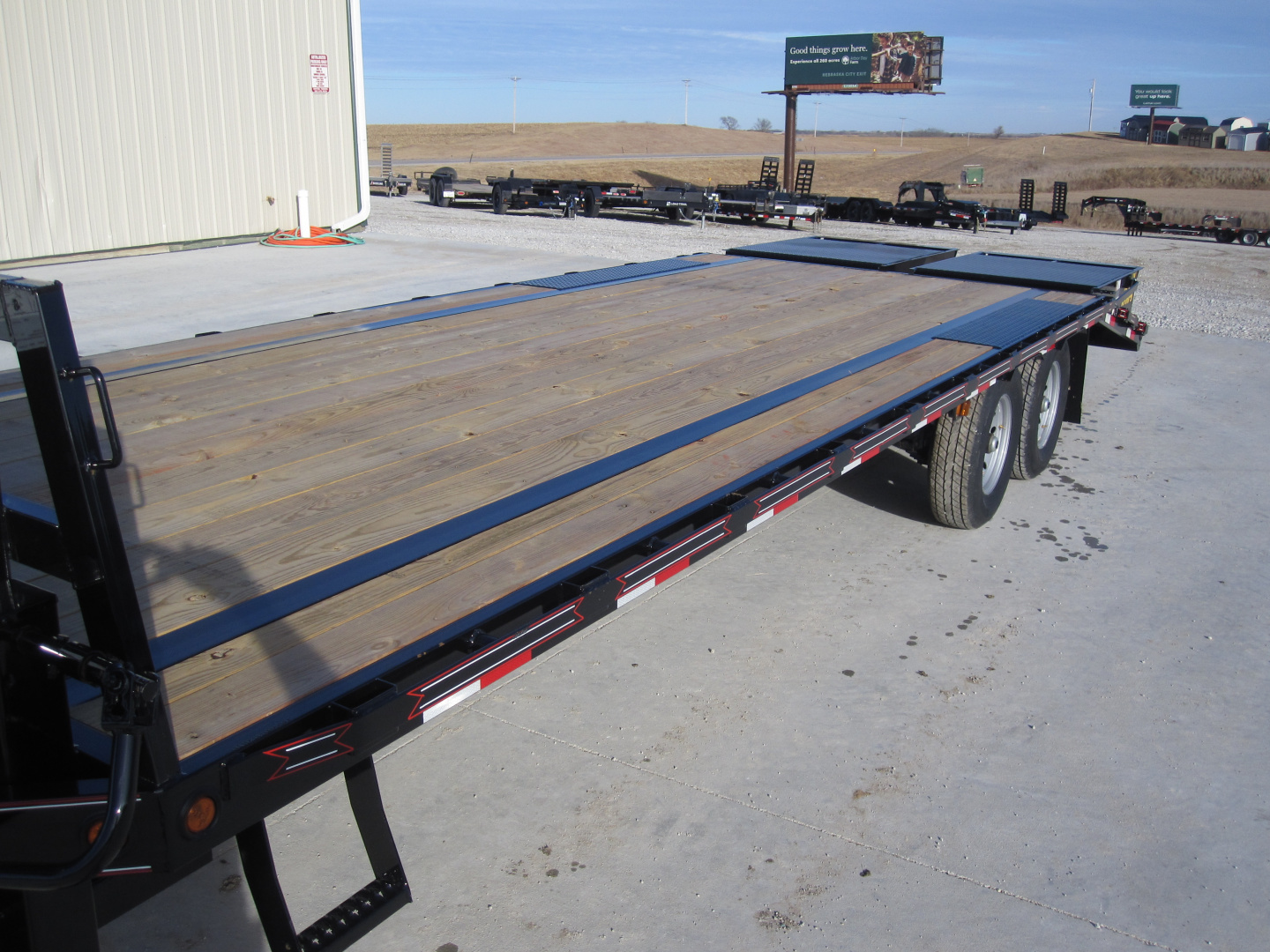 New 2026 Diamond T 102x25 Lo-Pro Gooseneck Flatbed Trailer