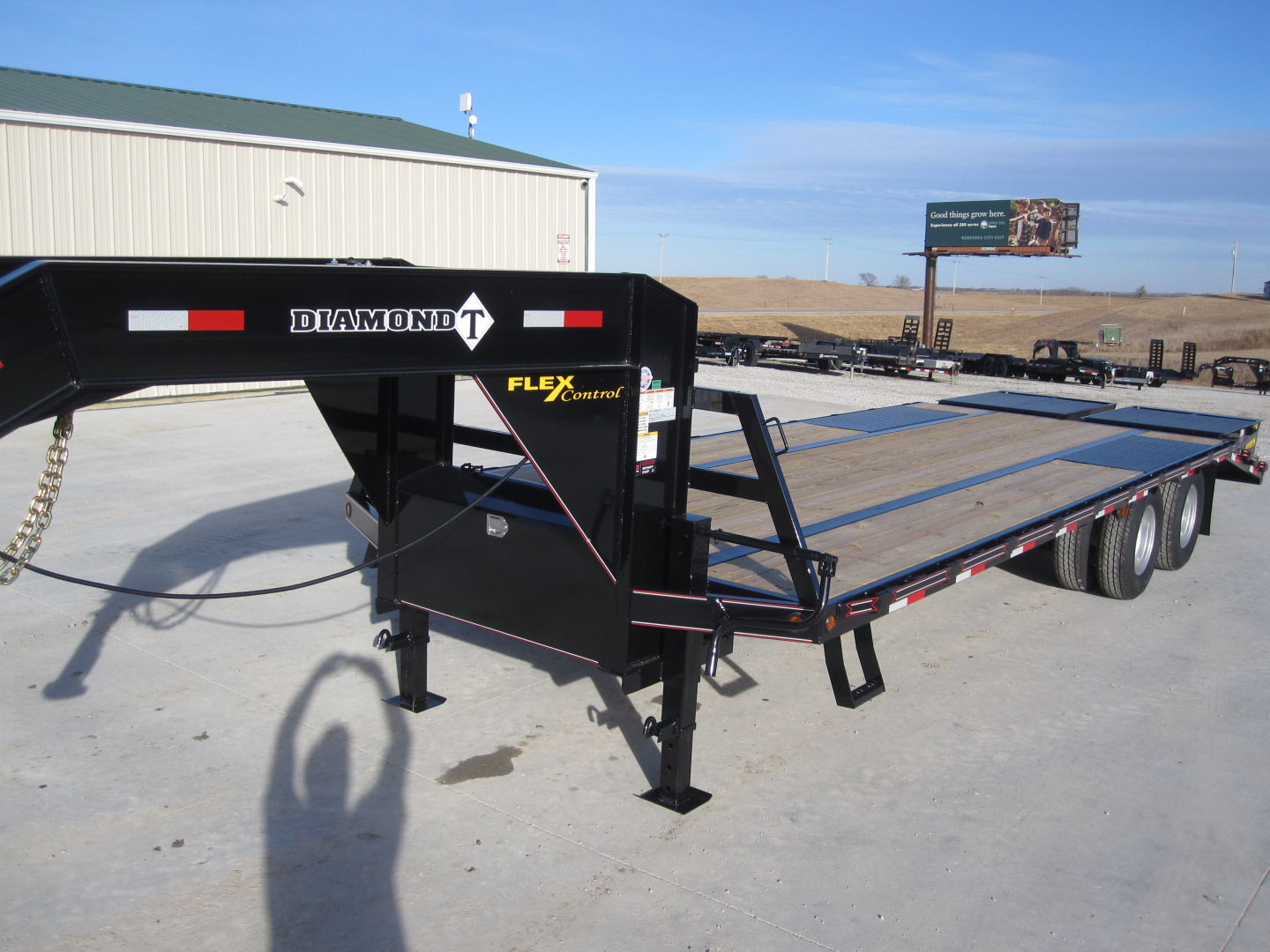 New 2026 Diamond T 102" x 25' Lo-Pro Gooseneck Flatbed Trailer