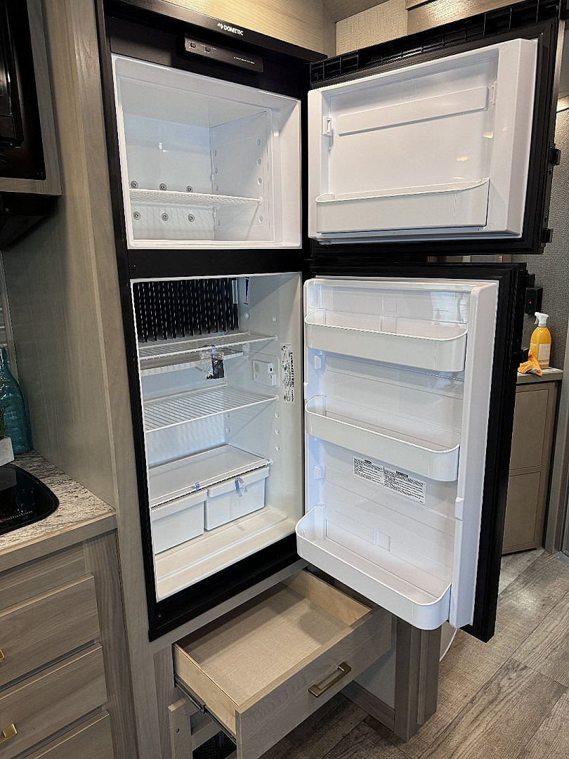 New 2025 SMC LARAMIE 3H Horse Trailer