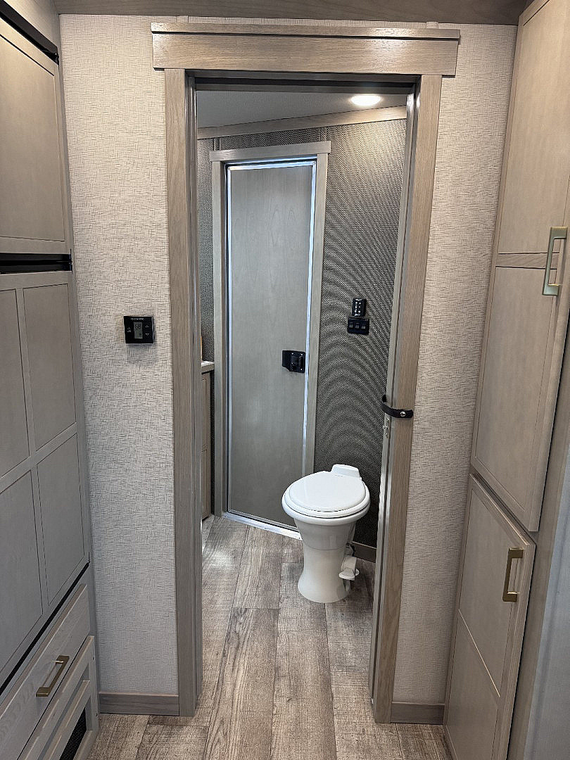 New 2025 SMC LARAMIE 3H Horse Trailer
