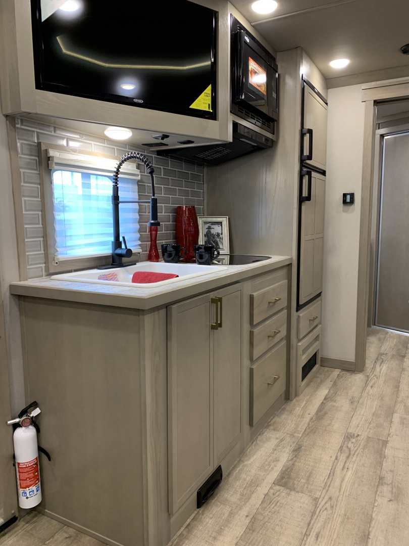 New 2025 SMC LARAMIE 3H Horse Trailer