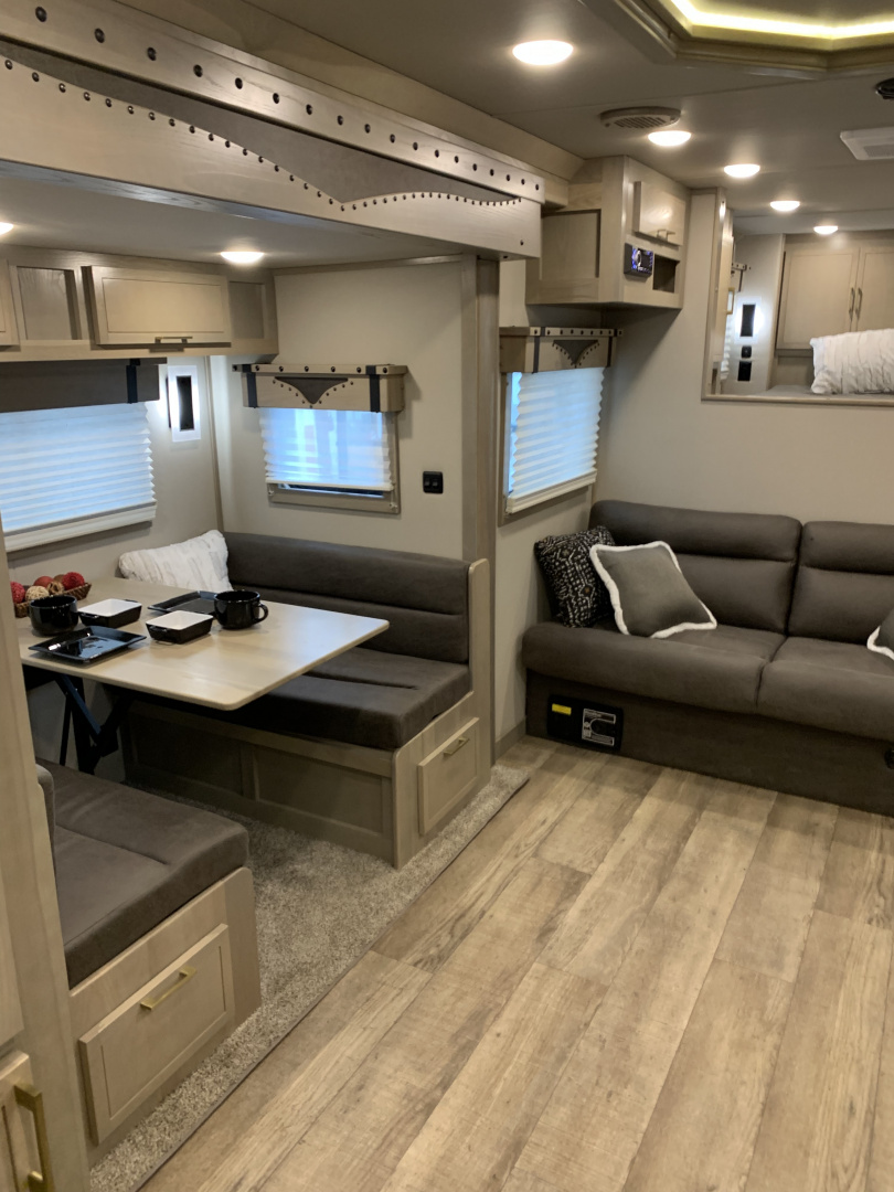 New 2025 SMC LARAMIE 3H Horse Trailer