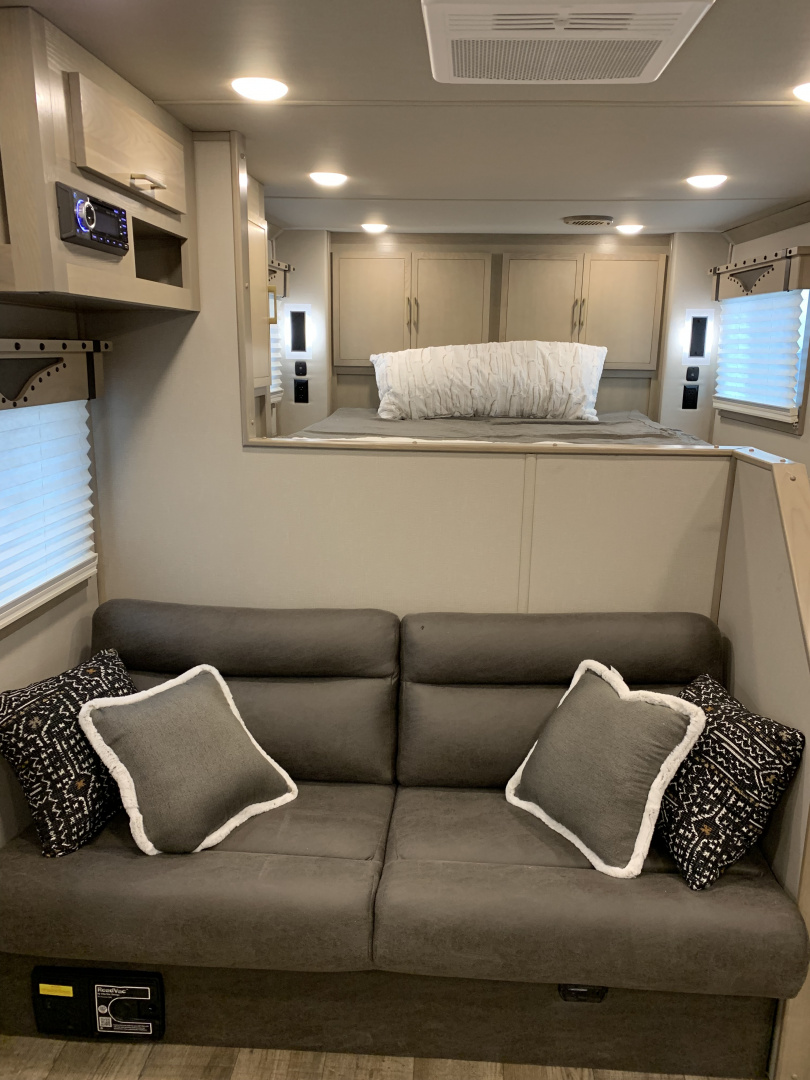 New 2025 SMC LARAMIE 3H Horse Trailer